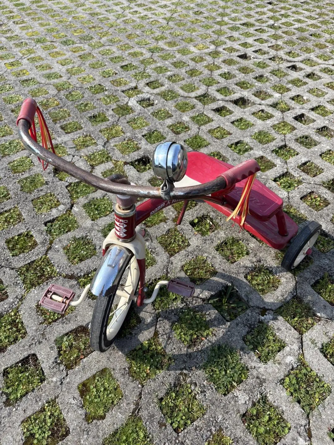 Tricycle vintage rouge – 