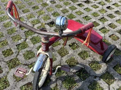 Tricycle vintage rouge – 