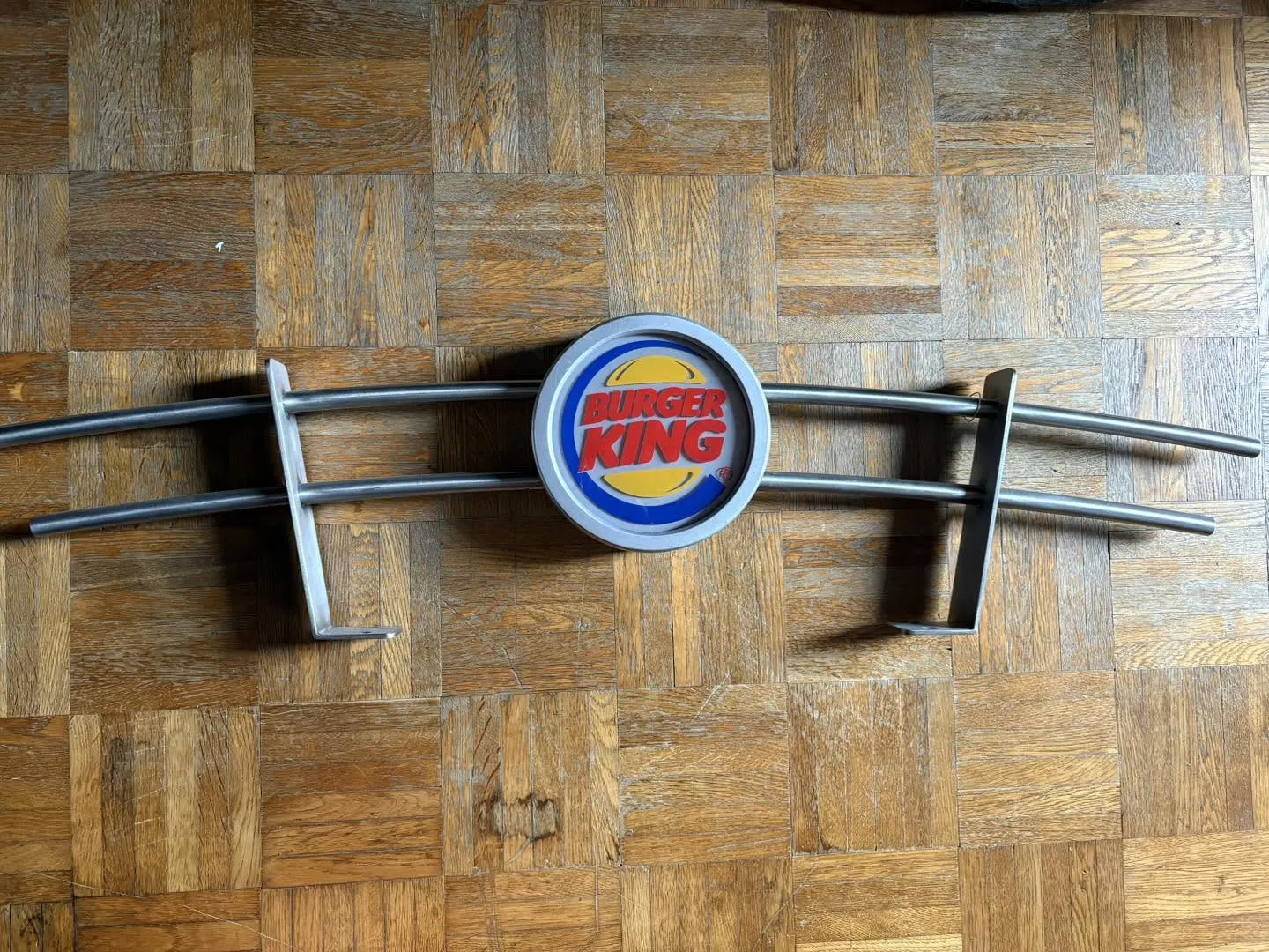 Enseigne murale Burger King avec barres chromées – 
