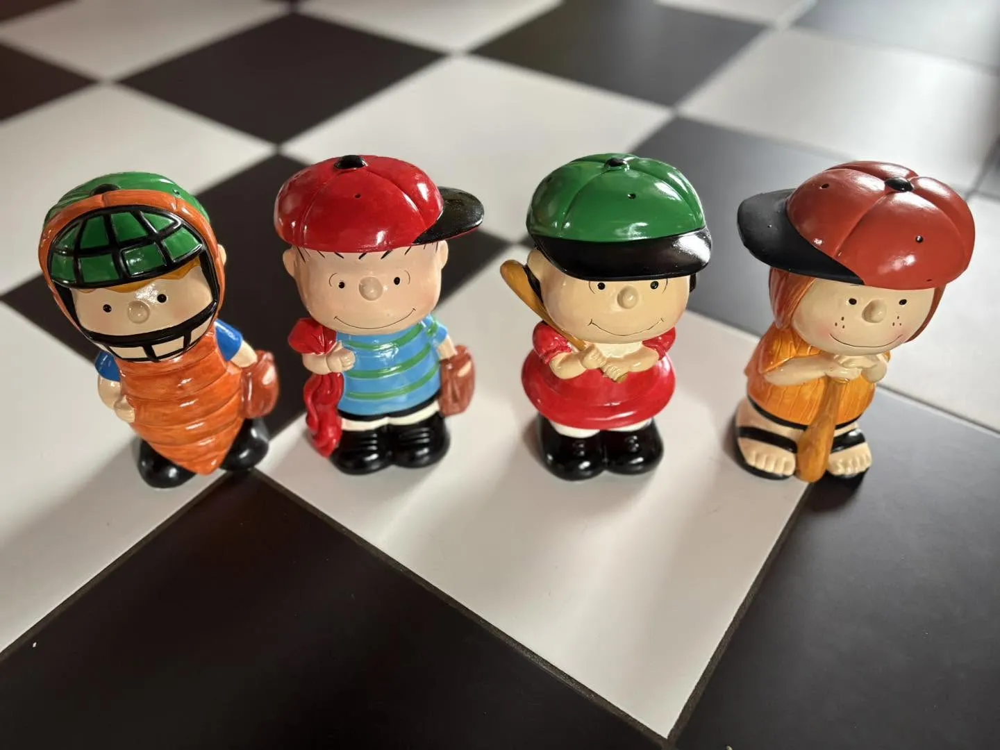 Figurines tirelires enfants à casquette – 