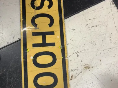 Panneau routier « SCHOOL » jaune – 