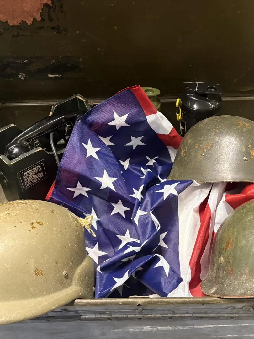 Lot drapeau US et casques militaires – 