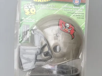 Tirelire distributeur de chewing-gum casque Buccaneers – 