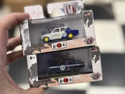 Voitures miniatures sous blister – 