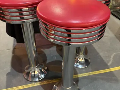 Tabourets de bar diner rouges chromés – 