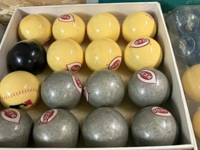 Jeu de boules de billard jaune et gris – 